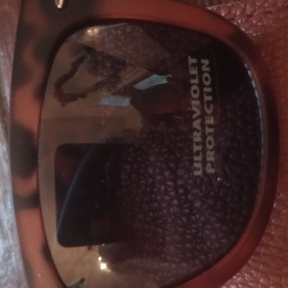 NWT Ultra Violet Protection Wayfarer Style Tortoise Shell Foldable Sunglasses. - Picture 7 of 11